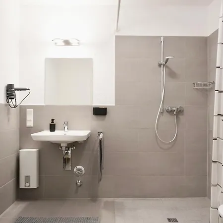 Gemütliches 1 Schlafzimmer Mit Balkon&privatem Stellplatz Für Bis Zu 4 Personen Unmittelbar An Der Mosel *